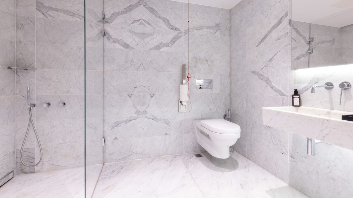 La Suite West – Accessible Bathroom-058