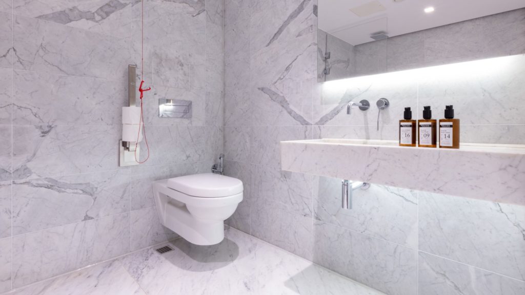 La Suite West - Accessible Bathroom-060