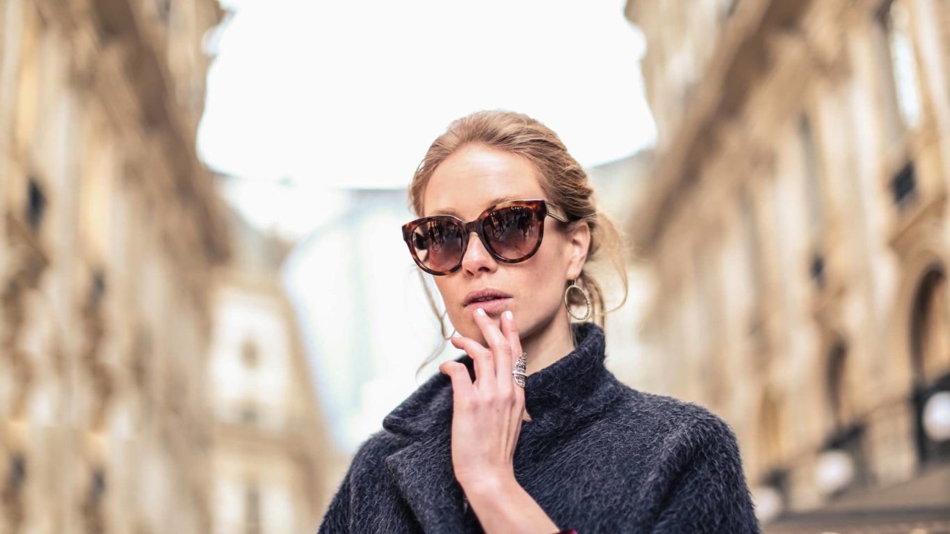 la-west-glamorous-model-sunglasses